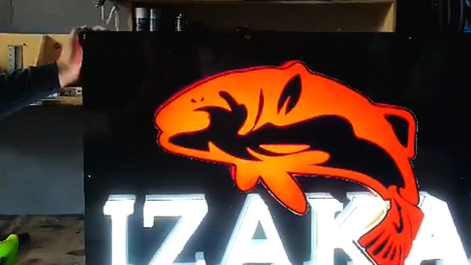Letrero de Izakai encendido en el taller