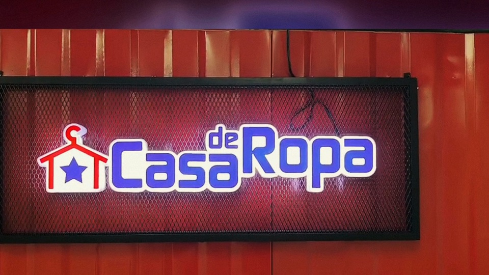 Letrero de Casa de Ropa encendido
